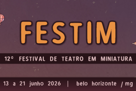 Banner retangular horizontal com fundo em degradê roxo e marrom. No centro, destaca-se o nome do evento em letras grandes laranjas: "FESTIM", seguido por "12º FESTIVAL DE TEATRO EM MINIATURA" em uma tarja preta. Na lateral esquerda, há o desenho de um personagem em formato de ovo sorridente usando botas. Na lateral direita, a ilustração de um explorador com binóculos no topo de uma montanha. No rodapé, lê-se o texto em letras brancas: "13 a 21 junho 2026 | belo horizonte / mg".