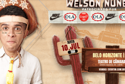 Cartaz de fundo bege anunciando o show de Welson Nunes. À esquerda, o humorista veste chapéu de cangaceiro, camisa branca e segura um frango de borracha. No centro, sobre um cacto, uma placa indica a data: "Sexta, 10.JUL às 20H". À direita, uma grande placa de madeira destaca o local: "BELO HORIZONTE | BH, TEATRO DE CÂMARA". No topo estão o nome do artista e marcas de patrocinadores.
