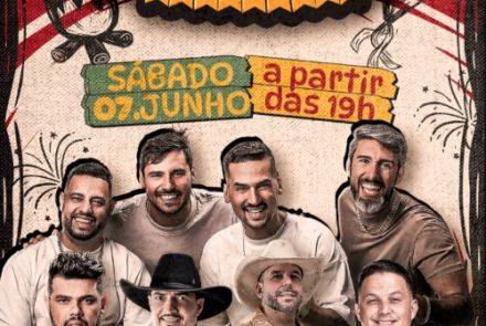 Este cartaz anuncia a festa junina "Arraiá do Granada 2025", apresentando uma estética rústica em tons de vermelho, amarelo e bege sobre um fundo texturizado. No topo, o título estilizado é emoldurado pelo desenho de uma sanfona e bandeirinhas que indicam o ano de 2025. Logo abaixo, faixas coloridas destacam a data e o horário do evento: sábado, 07 de junho, a partir das 19h, cercadas por pequenas ilustrações de fogueira e fogos de artifício. O centro é dominado pela foto de sete artistas sorridentes, algun