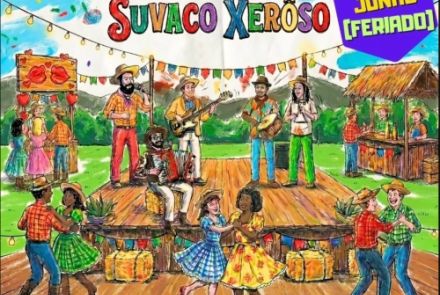 Este cartaz ilustrado anuncia o "6º Arraiá do Suvaco Xerôso" com uma estética lúdica e colorida de desenho feito à mão, simulando uma festa junina tradicional no campo. No topo, o título traz letras desenhadas em várias cores, acompanhado por um selo roxo no canto superior direito que destaca a data: "04 de Junho [Feriado]". O cenário principal mostra um grande piso de madeira ao ar livre, decorado com bandeirinhas e varais de luzes, onde vários casais sorridentes dançam quadrilha usando roupas típicas caip