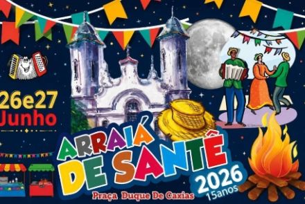 Este cartaz horizontal anuncia o "Arraiá de Santê 2026", celebrando a edição de 15 anos do evento em um fundo azul escuro estrelado. No centro, destaca-se o título com letras coloridas em relevo, posicionado logo abaixo da ilustração de uma igreja histórica e de um chapéu de palha amarelo. O lado esquerdo apresenta as datas 26 e 27 de Junho em amarelo e vermelho, acompanhadas pelo desenho de uma sanfona sorridente e de pequenas barracas típicas na base. No lado direito, sob uma grande lua cheia e varais de 