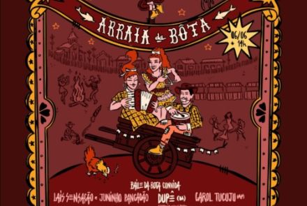 Este cartaz vertical anuncia o "Arraiá da Bota" com uma rica estética inspirada na literatura de cordel e na xilogravura, utilizando uma paleta de cores terrosas com tons de marrom, vermelho e amarelo. Toda a composição é emoldurada por uma borda decorada com estrelas e pequenas silhuetas de botos-rosa nos cantos. No topo, um homem aparece subindo o pau de sebo, logo acima de uma faixa vermelha onde está escrito o nome do evento, acompanhado por uma estrela no canto direito que indica a data e horário: 06/0