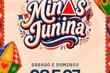 Este cartaz vertical anuncia o evento "Minas Junina" utilizando uma identidade visual limpa e festiva sobre um fundo bege texturizado. No topo, há um varal decorativo com bandeirinhas juninas feitas de diferentes estampas de tecido, como xadrez, floral e poá. O centro é dominado pelo título do evento em letras cursivas e volumosas nas cores azul, vermelho e amarelo, cercado por pequenos arabescos e estrelas brilhantes. Logo abaixo, as informações práticas ganham grande destaque em tipografia reta: as datas 
