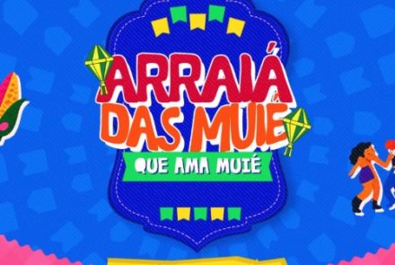 Este cartaz vertical anuncia o evento "Arraiá das Muié que Ama Muié", apresentando uma identidade visual vibrante e representativa em um fundo azul-claro com padrão de bandeirinhas integradas. O topo traz uma faixa horizontal colorida decorada com diversas bandeiras do orgulho LGBTQIA+ (como as bandeiras lésbica e trans) intercaladas com ilustrações juninas como botas e sanfona. Logo abaixo, o texto destaca que o evento é "Só para mulheres e pessoas trans", posicionado ao lado do selo com a data 06 de Junho