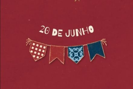 Este cartaz vertical de formato "Salve a Data!" apresenta um design minimalista e elegante sobre um fundo completamente vermelho texturizado. Na metade superior, pequenas etiquetas no formato de balões de fala trazem a inscrição "SALVE A DATA!" logo acima de uma estrela dourada brilhante. O centro da composição destaca em letras brancas estilizadas a data de 20 DE JUNHO, posicionada logo acima de um varal rústico com quatro bandeirinhas juninas detalhadas em diferentes padrões: uma xadrez vermelha e branca,