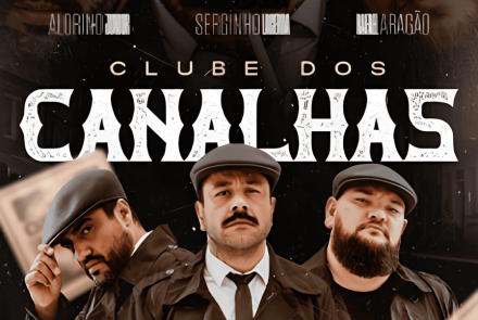 Foto de capa de divulgação para o stand-up "Clube dos Canalhas" com titulo centralizado em branco junto a foto dos 3 artistas. Na parte inferior contém a data e local do evento