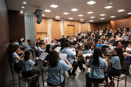 Foto da Orquestra Vallourec tocando 