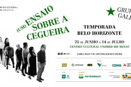 O cartaz anuncia a temporada em Belo Horizonte da peça "(Um) Ensaio Sobre a Cegueira", realizada pelo renomado Grupo Galpão com apresentação do Ministério da Cultura e da Petrobras. Visualmente minimalista e com fundo branco, a peça traz do lado esquerdo a imagem em preto e branco do elenco alinhado em fila, sugerindo a temática da obra. No centro e à direita, destacam-se o título em letras verdes inclinadas e as informações da temporada, que acontecerá de 25 de junho a 14 de julho no Centro Cultural Unimed
