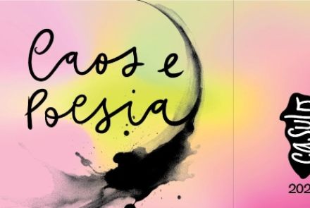 A imagem com fundo em um gradiente suave abstrato nas cores rosa, amarelo e verde-claro. No lado esquerdo, destaca-se o título "Caos e Poesia" escrito em letras cursivas pretas de estilo manuscrito, parcialmente emoldurado por uma grande pincelada arqueada e manchas de tinta preta que lembram nanquim ou aquarela. Uma linha vertical fina e discreta divide a composição ao meio. No canto inferior direito, encontra-se o logotipo da "Casulo em cena" inserido dentro de uma forma orgânica preta e alongada, acompan