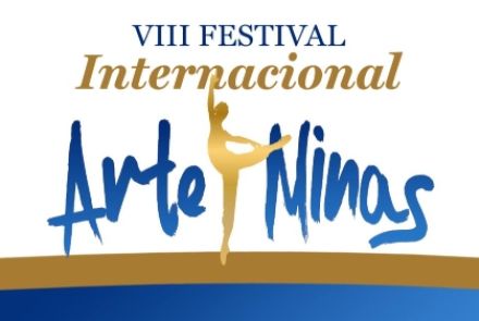 Cartaz horizontal com fundo branco. Na parte superior, o texto "VIII FESTIVAL" aparece em letras maiúsculas azuis, seguido pela palavra "Internacional" escrita logo abaixo em letras cursivas douradas. No centro, a palavra "Arte" e o sobrenome "Minas" ganham destaque em uma tipografia estilizada azul que simula pinceladas manuais. Entre as duas palavras, ergue-se a silhueta dourada de uma bailarina clássica executando um movimento de dança sobre uma perna só. A base do cartaz é delimitada por duas faixas ho