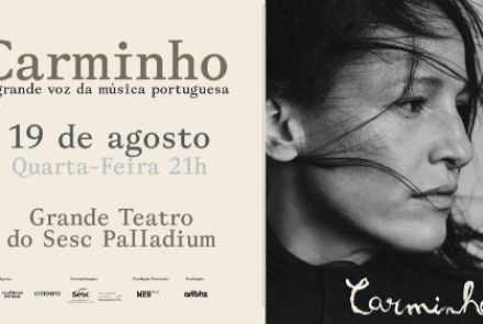 O cartaz promove o show da artista portuguesa Carminho, apresentada como "a grande voz da música portuguesa". O design é dividido verticalmente: o lado direito exibe uma fotografia em preto e branco com o retrato expressivo de perfil da cantora, trazendo sua assinatura manuscrita na parte inferior; o lado esquerdo, com fundo claro, concentra as informações do evento. O espetáculo está marcado para o dia 19 de agosto, uma quarta-feira, às 21h, e será realizado no Grande Teatro do Sesc Palladium. Na base esqu