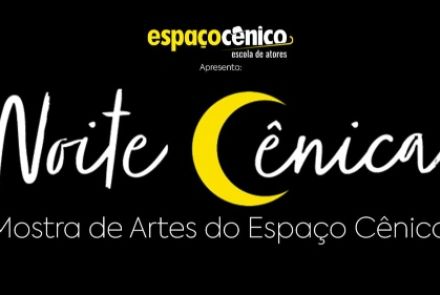 Cartaz com fundo totalmente preto. No topo centralizado, encontra-se o logotipo da "espaçocênico escola de atores" escrito em letras amarelas e brancas, seguido pela palavra "Apresenta:" em letras menores. O centro é dominado pelo título principal "Noite Cênica" em letras cursivas brancas de estilo manuscrito, onde a letra "C" é estilizada no formato de uma lua crescente amarela e brilhante. Na base do cartaz, o subtítulo "Mostra de Artes do Espaço Cênico" finaliza a composição impresso em uma tipografia fi