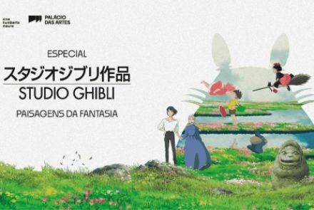 O cartaz divulga a mostra de cinema "Especial Studio Ghibli: Paisagens da Fantasia", realizada pelo Cine Humberto Mauro no Palácio das Artes. Com um fundo claro e um gramado verde florido em primeiro plano, a identidade visual do cartaz é composta por uma colagem de personagens marcantes das animações do estúdio japonês. Entre eles, destacam-se a silhueta gigante de Totoro ao fundo servindo de moldura para cenas de filmes como "Ponyo" e "A Viagem de Chihiro", além de figuras icônicas como Kiki voando em sua