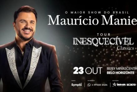 Cartaz horizontal com fundo escuro que simula uma plateia iluminada por pontos de luz desfocados. No lado esquerdo, destaca-se a foto de meio-corpo do cantor Maurício Manieri, que aparece sorridente, vestindo um terno preto com lapelas prateadas brilhantes sobre uma camisa escura. No lado direito, o topo traz a frase "O MAIOR SHOW DO BRASIL" logo acima do nome do artista, "Maurício Manieri", escrito em letras brancas com serifa. Logo abaixo, o título do espetáculo é apresentado como "TOUR INESQUECÍVEL Clas