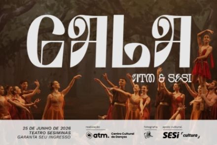 Cartaz horizontal de formato retangular com bordas arredondadas exibe uma cena de espetáculo de dança com fundo de floresta enevoada. Na metade superior, destaca-se o título estilizado "GALA" escrito em letras brancas imponentes e de formato artístico, acompanhado pelas iniciais "ATM & SESI" logo abaixo. No centro da imagem, diversos bailarinos com figurinos em tons de marrom e terracota posam com os braços estendidos em uma coreografia expressiva, enquanto do lado direito um bailarino ergue uma bailarina v