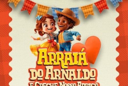 Cartaz vertical com fundo bege texturizado e bordas laterais onduladas em tons de laranja. No topo, etiquetas coloridas trazem o texto: "SAVE THE DATE — 27 Junho, das 9h às 20h30", posicionadas logo acima de um varal de bandeirinhas juninas xadrez. No centro, destacam-se as ilustrações em estilo animação 3D de um casal de crianças caipiras dançando sorridentes, ao lado de um grande coração laranja. Abaixo deles, o título principal aparece em letras volumosas amarelas e brancas com contorno laranja: "Arraiá