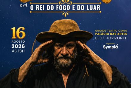 Cartaz promocional com fundo azul-escuro estrelado. No centro, há o retrato de Elomar, um homem idoso, de pele bronzeada e enrugada, com barba e bigode grisalhos. Ele veste camisa preta, chapéu de couro e está com as duas mãos erguidas próximas à testa. No topo, em grandes letras douradas, destaca-se o nome "ELOMAR em O REI DO FOGO E DO LUAR". À esquerda, as informações da data: "16 AGOSTO 2026 ÀS 18H". À direita, o local do evento: "GRANDE TEATRO CEMIG PALÁCIO DAS ARTES, BELO HORIZONTE" 