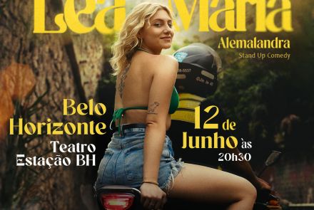 Foto da comediante Lea Maria na garupa de um moto taxi no centro da imagem. Nas laterais temos o espaço do evento, data e horário sinalizados de amarelo