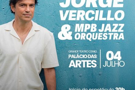 Cartaz de show com fundo azul-turquesa de textura rústica. À esquerda, o cantor Jorge Vercillo aparece de meio corpo, vestindo camisa de botão off-white de mangas curtas. À direita, em letras maiúsculas brancas, estão as informações do evento: "JORGE VERCILLO & MPB JAZZ ORQUESTRA", seguido pelo local "Grande Teatro Cemig Palácio das Artes", a data "04 JULHO", e os horários "Início do espetáculo 20h | Abertura dos portões 19h". No rodapé, constam logos menores de produção, da Sympla e de apoio à cultura.