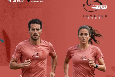 Pôster vertical de divulgação da corrida "B Run Inverno 2026", que acontecerá no dia 9 de agosto na Praça Nova Pampulha. A imagem tem um fundo em tons de rosa-antigo e terracota com formas abstratas. No centro, um homem e uma mulher de peles claras e cabelos escuros correm focados em direção ao observador; ambos vestem a camiseta oficial do evento na cor rosa-antigo, que traz o logotipo de uma letra "B" estilizada como uma maçã. Na base do pôster, uma barra preta destaca o site de inscrição tbhesportes.com.