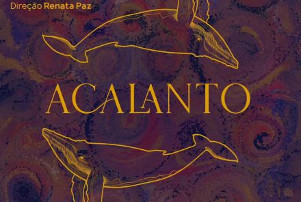 Foto de capa de divulgação do espetáculo "Acalanto", com fundo marrom escuro, o nome da peça centralizada de amarelo e o desenho de duas baleias 