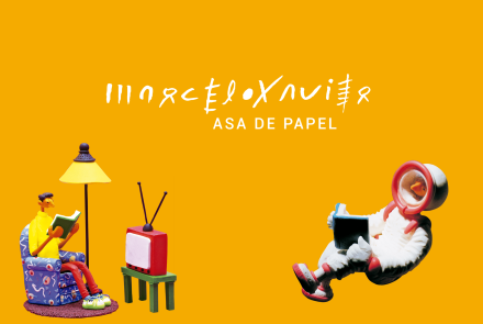 Foto de capa para a exposição "asa de papel" do Marcelo Xavier. Fundo amarelo, nome da exposição centralizada na cor branca no centro da imagem