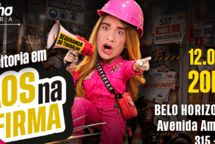 Cartaz do show de comédia "Bruna Feitoria em CAOS na FIRMA". Ao centro, sobre um fundo de fábrica, a humorista veste macacão e capacete rosa choque, tem expressão de espanto e segura um megafone escrito "SEGURANÇA DO TRABALHO". Do lado direito, constam as informações do evento: 12.07 às 20h, na Avenida Amazonas, 315 - Centro, Belo Horizonte/MG. No topo esquerdo, há a assinatura da "maikinho PEREIRA Produções".