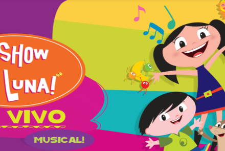 Cartaz infantil colorido. Do lado direito, estão os personagens Luna, Júpiter e o furão Cláudio sorridentes, cercados por notas musicais e pequenos elementos lúdicos. Do lado esquerdo, sobre um fundo roxo, destaca-se um logotipo oval laranja com o título "O SHOW DA LUNA! AO VIVO" em letras brancas e verdes, acompanhado da palavra "MUSICAL!" logo abaixo.
