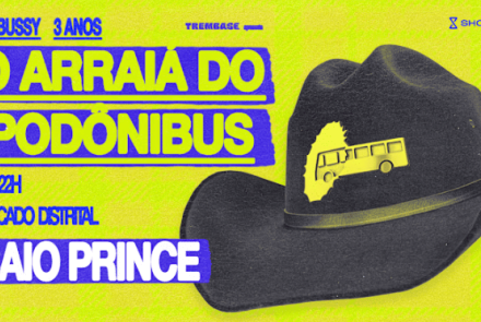 Cartaz de festa com fundo amarelo vibrante texturizado. No lado esquerdo, em letras roxas e verdes, lê-se: "BH BUSSY 3 ANOS", "TREMBASE apresenta", "O ARRAIÁ DO PODÔNIBUS", "11.07 - 22H" e "MERCADO DISTRITAL". Abaixo, em um destaque roxo, está escrito "CAIO PRINCE" em branco. No lado direito, há um chapéu de cowboy preto estilizado com o logo de um ônibus amarelo. No canto superior direito, o logo da "SHOTGUN".