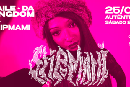 Cartaz em tom rosa choque com a foto central de uma mulher negra usando chapéu de pelo. À frente, o nome "SLIPMAMI" em letras metálicas prateadas. No topo esquerdo lê-se "BAILE DA KINGDOM feat. SLIPMAMI" e no topo direito as informações: "25/07 AUTÊNTICA SÁBADO 22H".