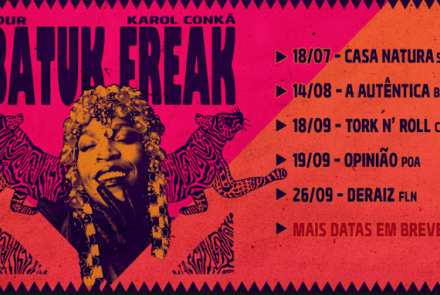 Cartaz da "Tour Batuk Freak" da cantora Karol Conká, com fundo texturizado em tons de rosa e laranja e bordas serrilhadas pretas. Do lado esquerdo, há uma foto estilizada da cantora sorrindo ao lado de duas onças ilustradas. Do lado direito, estão listadas as datas e locais dos shows: São Paulo (18/07), Belo Horizonte (14/08), Curitiba (18/09), Porto Alegre (19/09), Florianópolis (26/09) e o aviso "Mais datas em breve".