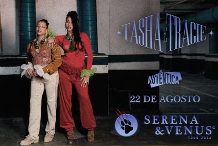 Cartaz de show das rappers Tasha e Tracie, dividindo uma foto delas em um estacionamento à esquerda e as informações do evento à direita. Os textos informam: "Tasha e Tracie", o logo da casa de shows Autêntica, a data "22 de Agosto" e o nome da turnê "Serena & Venus Tour 2026".