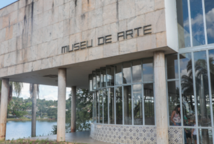Maquete Experimental no jardim do Museu de Arte da Pampulha