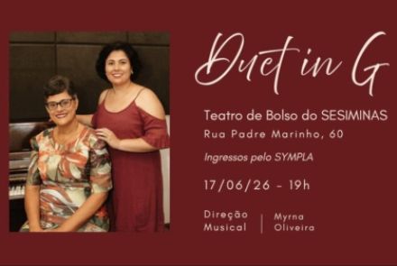Cartaz horizontal com fundo marrom-escuro. No lado esquerdo, uma foto retangular mostra duas mulheres sorridentes em pé ao lado de um piano de cauda; a da esquerda usa óculos e um vestido estampado colorido, e a da direita veste um vestido liso na cor vinho. O lado direito exibe o título "Duet in G" em uma caligrafia cursiva branca de grande destaque. Abaixo do título, constam as informações do evento em letras brancas simples: o local no Teatro de Bolso do SESIMINAS, na Rua Padre Marinho, 60, com ingressos
