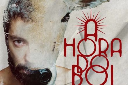 Foto de capa para o espetáculo "A hora do boi" no CCBB. Na foto, metade do rosto do ator com a outra metade do rosto de um boi e titulo da peça em vermelho