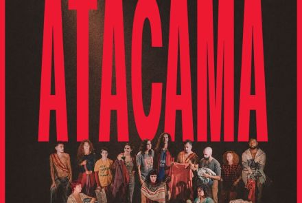Foto de capa de divulgação para o espetáculo "Atacama", do festival Cefart. Na foto, título da obra em destaque na cor vermelha, fundo preto e atores em cena 