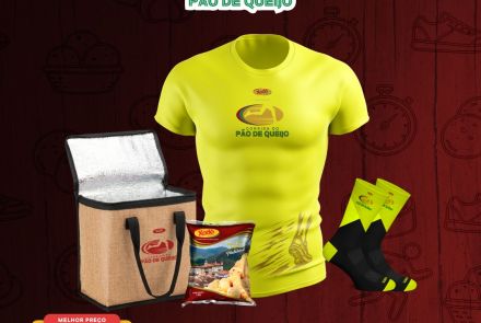 Cartaz do kit da "Corrida do Pão de Queijo" sobre fundo vermelho texturizado com desenhos de cronômetros e tênis de corrida. No centro, destaca-se uma camiseta esportiva amarelo-limão com a logo do evento. Ao lado esquerdo, uma bolsa térmica bege e marrom com um pacote de pão de queijo Xodó de Minas à frente; ao lado direito, um par de meias esportivas nas cores amarelo e preto. O topo indica a data "16 AGO" e o endereço em Contagem. A base detalha os valores dos lotes de inscrição (de R$ 85,00 a R$ 120,00)
