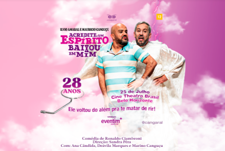 Cartaz da peça "Acredite, um Espírito Baixou em Mim" com fundo rosa e nuvens. No centro, dois atores em pose cômica: um homem de camisa listrada é abraçado por trás por outro vestido de espírito com expressão de susto. O texto anuncia a apresentação de 28 anos da comédia no dia 25 de julho, no Cine Theatro Brasil, em Belo Horizonte, com a frase: "Ele voltou do além pra te matar de rir!".