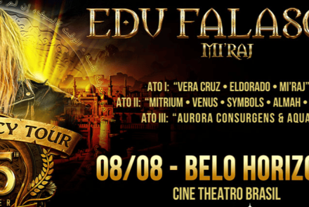 Banner horizontal do arquivo com estética mística e dourada sobre fundo escuro. À esquerda, o cantor Edu Falaschi aparece cantando ao microfone, sob uma aura amarela e símbolos antigos. Ao centro e à direita, o texto em letras douradas anuncia a turnê "The Legacy Tour - 35 Years", dividida em três atos com repertório de sua carreira (Vera Cruz, Angra, Mitrium, entre outros), destacando o show em Belo Horizonte no dia 08/08, no Cine Theatro Brasil.
