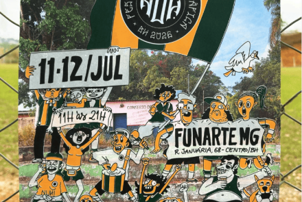 Cartaz com ilustrações em estilo de história em quadrinhos, nas cores verde, amarelo, branco e preto. A imagem simula uma arquibancada repleta de torcedores ou manifestantes animados, acompanhados por cães e aves. No topo, uma grande bandeira listrada traz o logotipo redondo do "Festival de Arte Gráfica - BH 2026". Os personagens seguram faixas que anunciam o evento: "11-12/JUL", "11h às 21h" e o local "FUNARTE MG - R. Januária, 68 - Centro/BH