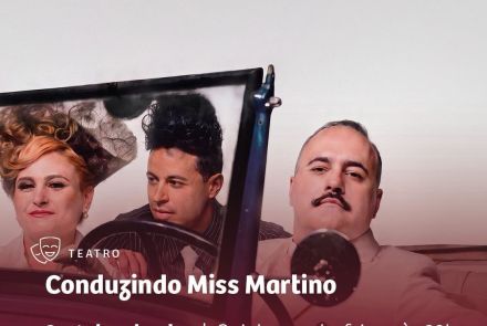 Foto de capa para o espetáculo "Conduzindo Miss Martino" conteno foto dos artistas dentro de um carro azul 