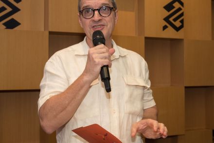 Foto do curador da exposição "Asa de papel": Marconi Drummond 