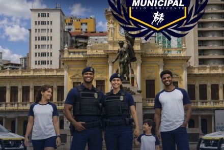 Foto de capa para a corrida da guarda municipal no dia 13 de setembro contendo dois guardas na frente da praça da estação
