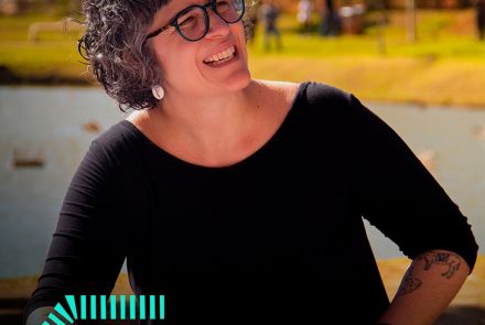 Foto de capa para o evento " Clube do Livro: A Cabeça do Santo” com foto da mediadora Júlia Azeredo
