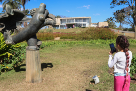 Oficina e brincadeiras no jardim do Museu de Arte da Pampulha