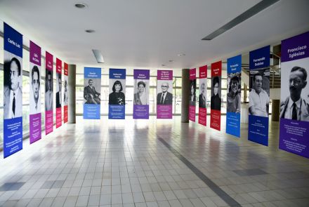 Exposição ‘UFMG Centenária: um século em pessoas’ está montada no saguão do prédio da Reitoria