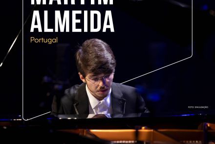 Foto de capa contento a foto do pianista Martim Almeida no piano, contendo data e horário para o recital no Palácio das Artes 