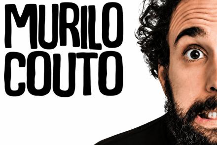 Foto de capa para o teatro do comediante Murilo Couto no Cine Teatro Brasil, no dia 19 de Novembro. Na foto, metado do rosto do artista e o titulo da obra na outra metada da foto