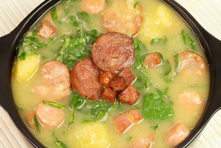 Receitas de Festa Junina: Caldo de Mandioca com linguiça e bacon