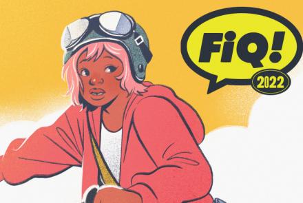 Ilustração de jovem de cabelos rosas, lisos, na altura dos ombros com franja curta. A pele da jovem é vermelha. A jovem usa moletom vermelho com blusa branca por baixo e capacete cinza de motocicleta com óculos por cima. O fundo é amarelo com ilustração de fumaça ou nuvem branca. No canto superior direito o selo em formato de balão de fala de revista em quadrinhos, com fundo amarelo e contorno e dizeres pretos: FIQ 2022.